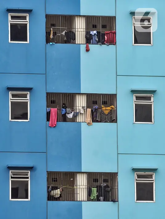 Pakaian milik WNI atau pekerja migran Indonesia terlihat memenuhi balkon di salah satu tower Rusun Nagrak, Cilincing, Jakarta, Rabu (22/12/2021). Rusun Nagrak kembali difungsikan menyusul lockdown RSDC Wisma Atlet Kemayoran pascatemuan varian Omicron. (merdeka.com/Iqbal S. Nugroho)
