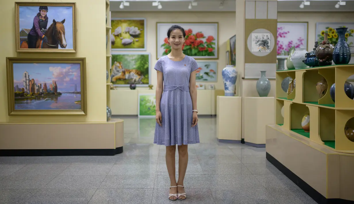 Dalam foto yang diambil pada 25 Juli 2018, seorang asisten toko bernama Pak Um Hyang (24) berpose untuk sesi foto di Mansudae Art Studio di Pyongyang, Korea Utara. (AFP PHOTO / Ed JONES)