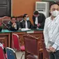 Terdakwa kasus pembunuhan Brigadir Nopriansyah Yosua Hutabarat atau Brigadir J, Ricky Rizal bersiap menjalani sidang lanjutan dengan agenda mendengarkan keterangan saksi di Pengadilan Negeri Jakarta Selatan, Rabu (2/11/2022). Majelis Hakim yang menangani perkara terdakwa pembunuhan berencana Brigadir J, Bripka Ricky Rizal dan Kuat Ma'ruf menggabungkan proses persidangan keduanya. (Liputan6.com/Angga Yuniar)