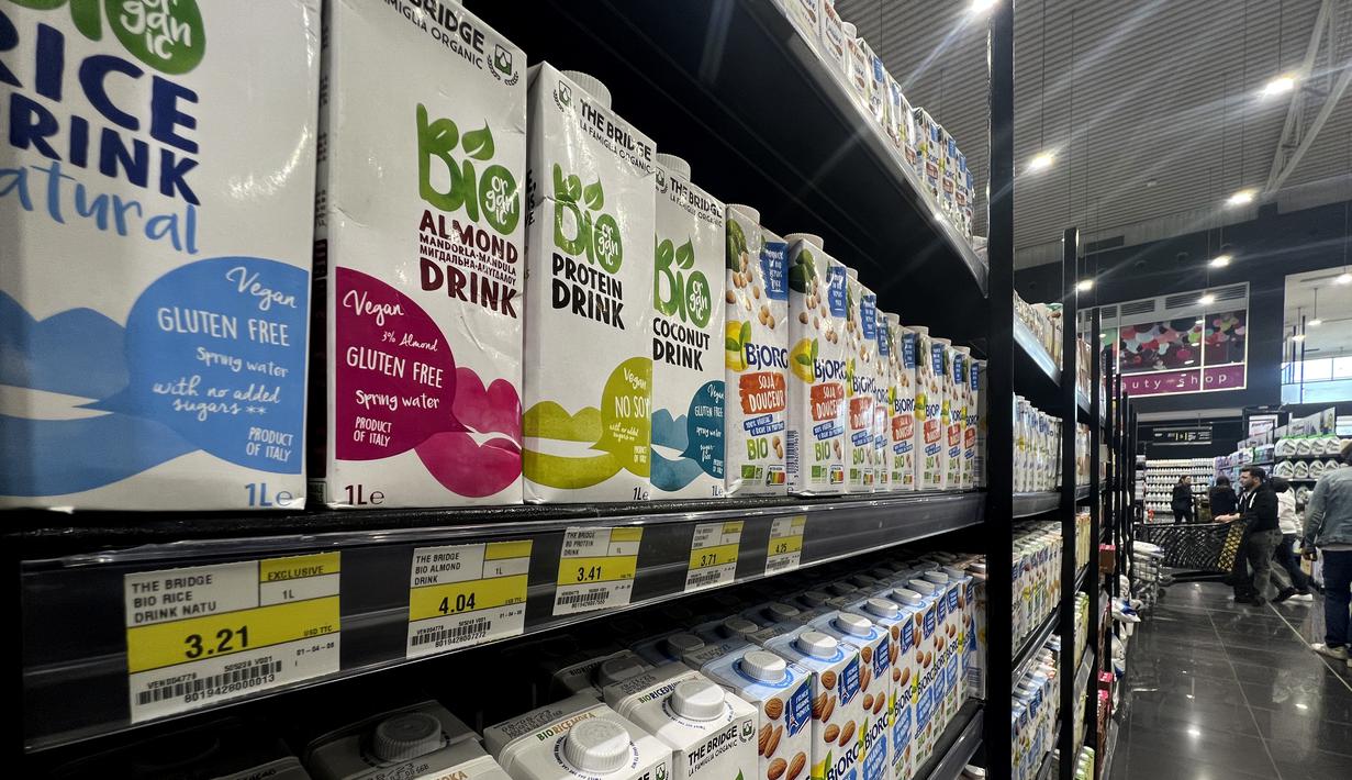 Barang dihargai dalam dolar AS di supermarket di Beirut, Rabu (1/3/2023). Di supermarket pusat kota di ibu kota Lebanon pada hari Rabu, layar televisi di atas deretan kasir secara mencolok menampilkan kurs pound-ke-dolar, bagian dari keputusan kementerian ekonomi untuk membuat supermarket menampilkan kurs di dalam toko. (AP Photo/Hussein Malla)