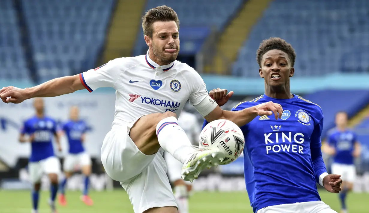 Pemain Chelsea Cesar Azpilicueta (kiri) berduel dengan pemain Leicester City Demarai Grey pada putaran keenam Piala FA di King Power Stadium, Leicester, Inggris, Minggu (28/6/2020). Chelsea melaju ke semifinal Piala FA usai menaklukkan Leicester City 1-0. (AP Photo/Rui Vieira, Pool)