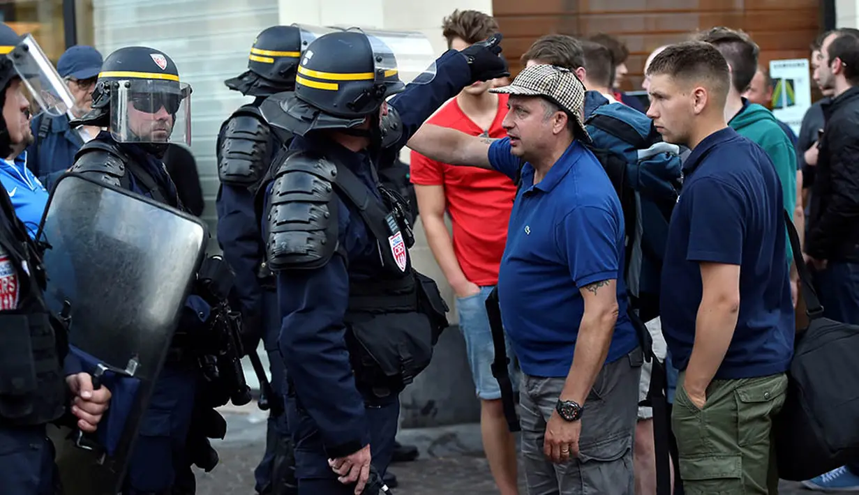 Akibat bentrokan itu sejumlah polisi Prancis dengan berseragam lengkap turun mengamankan sejumlah perusuh di Lille, Prancis, Selasa (14/6/2016) atau Rabu dini hari WIB. (AFP/Leon Neal)