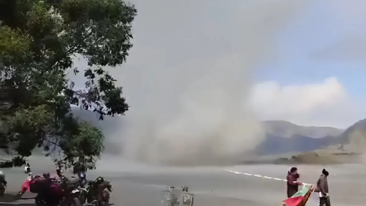 Dust Devil atau Setan Debu, Fenomena Alam Saat Musim Panas di Bromo