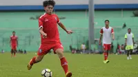 Vikrian Akbar, gelandang 18 tahun berpeluang tampil membela tim senior Arema di Piala Indonesia 2018. (Bola.com/Iwan Setiawan)