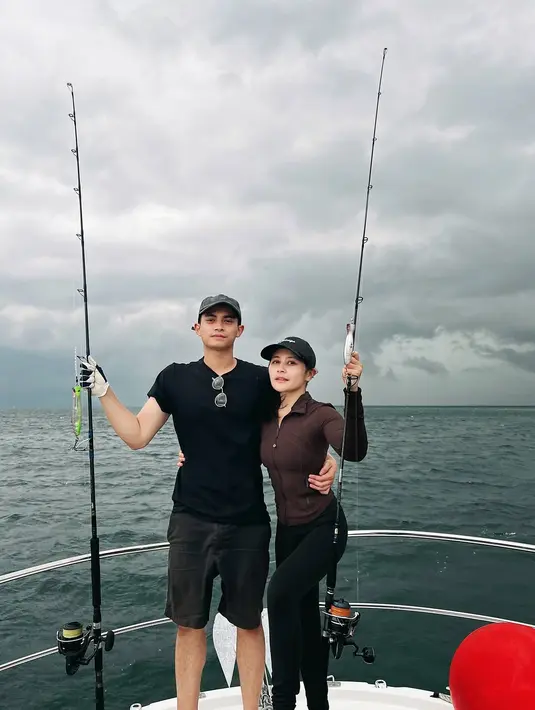 Mancing di laut sudah jadi aktivitas yang cukup akrab bagi Prilly Latuconsina. Namun, kali ini suasananya terasa lebih spesial, karena ia tak lagi sendiri. [@prillylatuconsina96].