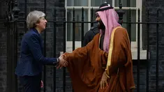 Perdana Menteri Inggris, Theresa May menyambut Putra Mahkota Arab Saudi, Pangeran Mohammed bin Salman di 10 Downing Street, London, Rabu (7/3). Kunjungan Putra Mahkota Saudi itu merupakan rangkaian tur luar negeri yang pertama kali. (AP /Alastair Grant)