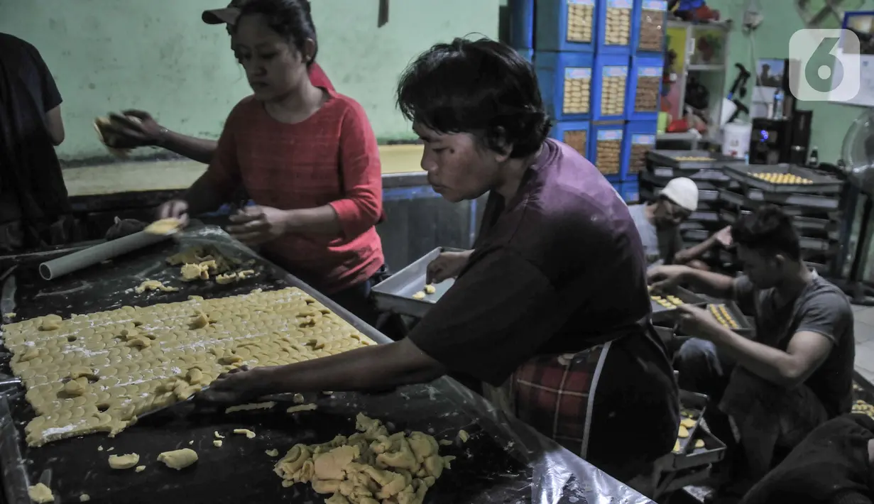 Memasuki 2 pekan menjelang Idul Fitri permintaan kue kering di industri rumahan Pusaka Kwitang mulai meningkat hingga 20 persen.  (merdeka.com/Iqbal S Nugroho)
