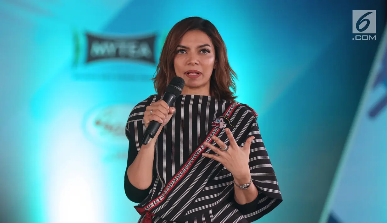 Duta baca Indonesia, Najwa Shihab membagikan pengalaman dengan peserta Emtek Goes To Campus 2017 di Universitas Telkom, Bandung, Rabu (29/11). Najwa juga memberi motivasi bagi peserta EGTC 2017 Bandung. (Liputan6.com/Helmi Fithriansyah)