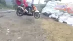 Pengendara motor tidak bisa mengendalikan kendaraannya hingga tabrak pengaman jalan.