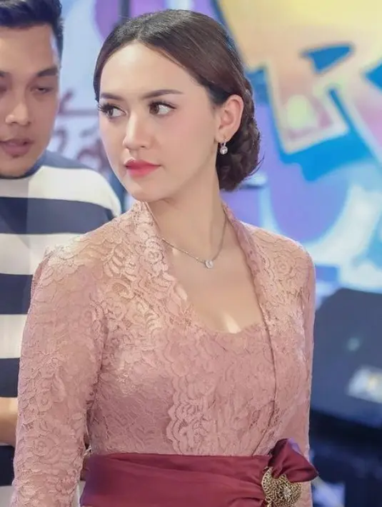 Kebaya tersebut dipadukan dengan obi merah satin dengan bros keemasan.  [@happy_asmara77]