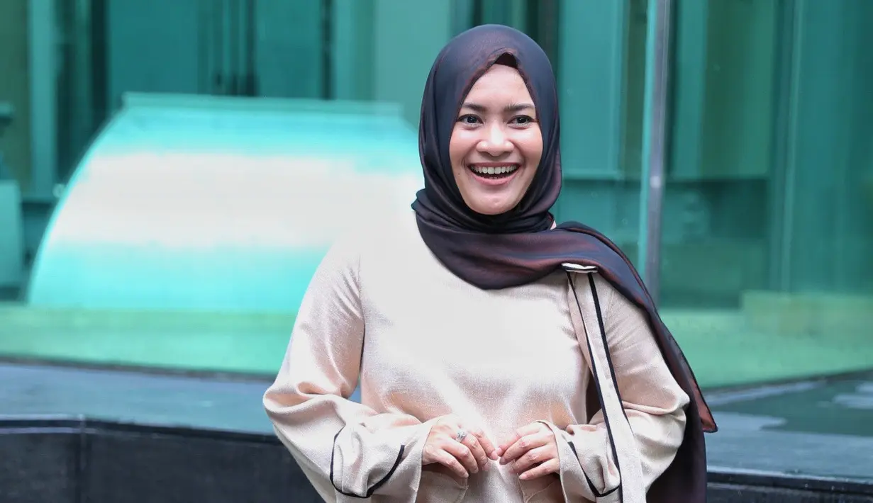 Belakangan ini sederet selebriti tampil baru dengan hijabnya. Salah satunya ada Ikke Nurjanah yang telah mantap memutuskan mengubah penampilannya dengan menggunakan hijab setelah menunaikan ibadah haji. (Adrian Putra/Bintang.com)