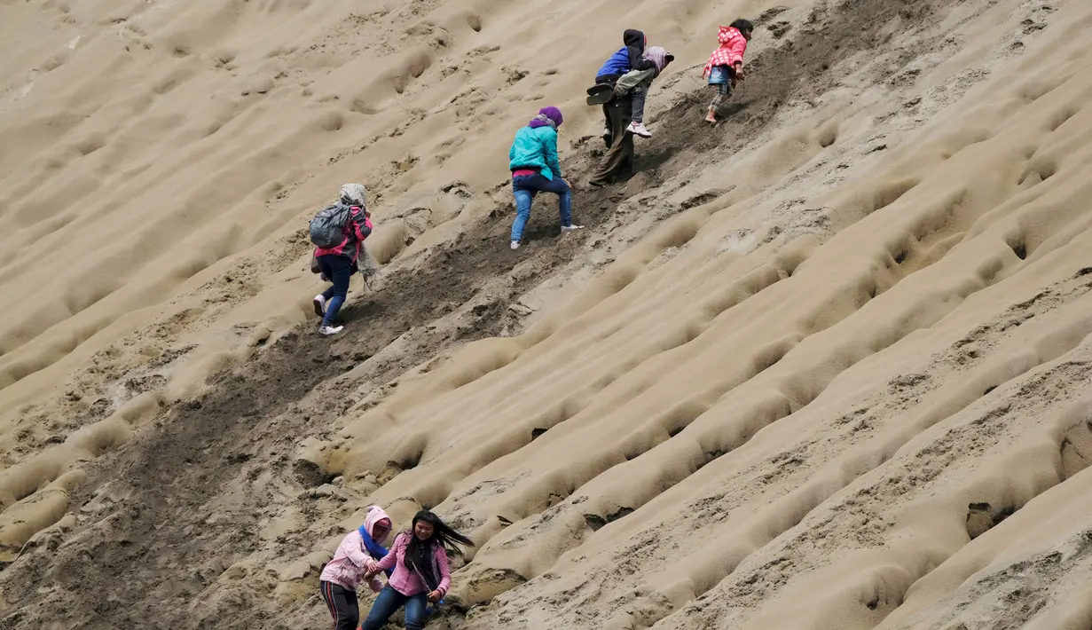 Warga suku Tengger berusaha mendaki untuk mencapai kawah gunung Bromo untuk laksanakan upacara Kasada, Probolinggo, Rabu (20/7). Mereka akan melemparkan sesaji berupa hasil bumi sebagai rasa syukur kepada Sang Hyang Widi. (REUTERS / Beawiharta)