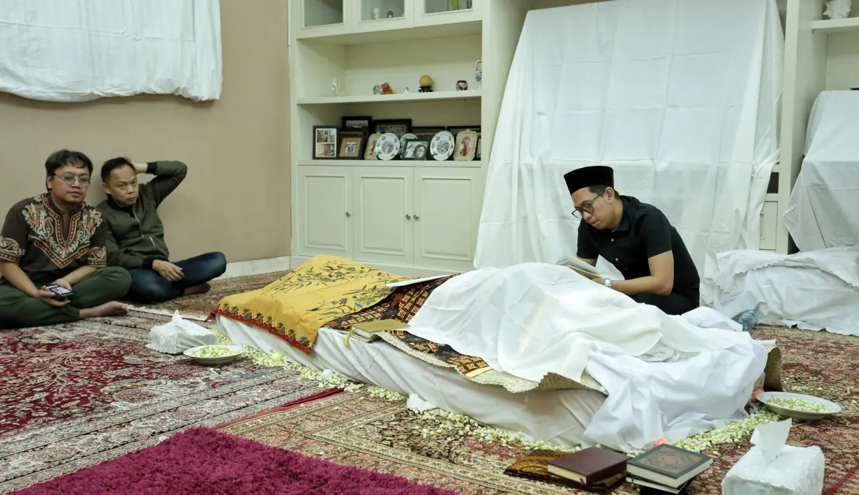 Suasana memang begitu menyedihkan ketika jenazah suami Ririn berada di kediamannya tanpa didampingi seorang istri. Namun keluarga besar dan adik kandung Ririn, Rini Yulianti, tampak mendampingi mendiang Ferry. (Adrian Putra/Bintang.com)