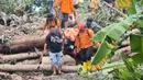 Kantor Pencarian dan Pertolongan Manado juga terus berkoordinasi dengan unsur terkait dan pemerintah daerah setempat guna memastikan operasi SAR berjalan aman, cepat, dan efektif, sesuai dengan prosedur penanganan bencana yang berlaku. Tampak dalam foto, personel Badan Nasional Pencarian dan Pertolongan (Basarnas) Manado membawa sejumlah alat yang diperlukan guna membantu operasi pencarian dan pertolongan korban bencana banjir bandang di Kabupaten Kepulauan Siau Tagulandang Biaro, Provinsi Sulawesi Utara, Selasa 6 Januari 2026. (Foto: Basarnas)