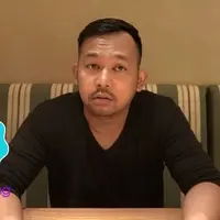 Bedu bercerita bahwa anaknya pernah sangat dekat dengan babysitternya ketimbang istrinya. Hal ini membuat Bedu berpikir untuk merawat anaknya tanpa babysitter.