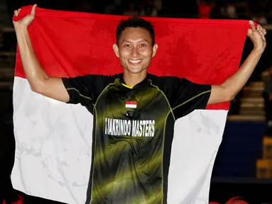 Pebulutangkis Indonesia, Sony Dwi Kuncoro, sukses mengibarkan merah putih usai meraih gelar Singapura Terbuka Super Series 2016 di Singapore Indoor Stadium, Minggu (17/4/2016). (PBSI/Nafielah)