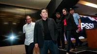 Ketua Umum PSSI, Erick Thohir (depan) bersama Ketua Badan Tim Nasional (BTN) Sumardji (kiri), Exco PSSI Yunus Nusi (ketiga kiri), Exco PSSI Vivin Cahyani, Manajer Timnas Indonesia Putri Galih Dimuntur Kartasasmita meninggalkan konferensi pers mengenai perkembangan Timnas Indonesia Putri yang berlangsung di Stadion Utama Gelora Bung Karno (SUGBK), Senayan, Jakarta, Sabtu (21/09/2024). (Bola.com/Bagaskara Lazuardi)