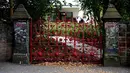 Graffiti digambarkan di gerbang Strawberry Field yang baru dibuka untuk umum di Liverpool, Rabu (18/9/2019). Strawberry Field adalah nama sebuah panti Salvation Army di sekitar sudut rumah masa kecil John Lennon yang menjadi populer dan kini dibuka untuk umum usai 70 tahun ditutup. (Paul ELLIS/AFP)