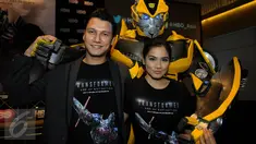 Pasangan selebriti Christian Sugiono dan Titi Kamal saat ditemui di UOB Plaza, Jakarta, Kamis (2/7/2015). Tian dan Titi didapuk sebagai pengisi suara salah satu karakter 'Transformers: Age of Extinction' ke bahasa Indonesia. (Liputan6.com/Faisal R Syam)