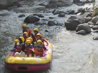Murid TPQ Kelopak Kalisari Jakarta bertualang arung jeram khusus anak di kawasan Bendungan Katulampa, Bogor, selasa (20/11). Rafting di aliran Sungai Ciliwung ini diadakan Hiking Bocah melibatkan partisipasi masyarakat lokal. (Merdeka.com/Arie Basuki)