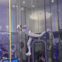 Menari di dalam tabung angin berukuran raksasa, gadis ini sanggup menari tanpa menapaki kakinya pada tanah. 