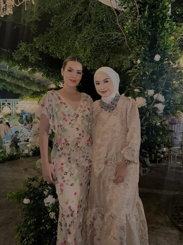 6 Potret Raisa di Pernikahan Marco Ivanos Sang Sepupu, Tampil Anggun Berkebaya