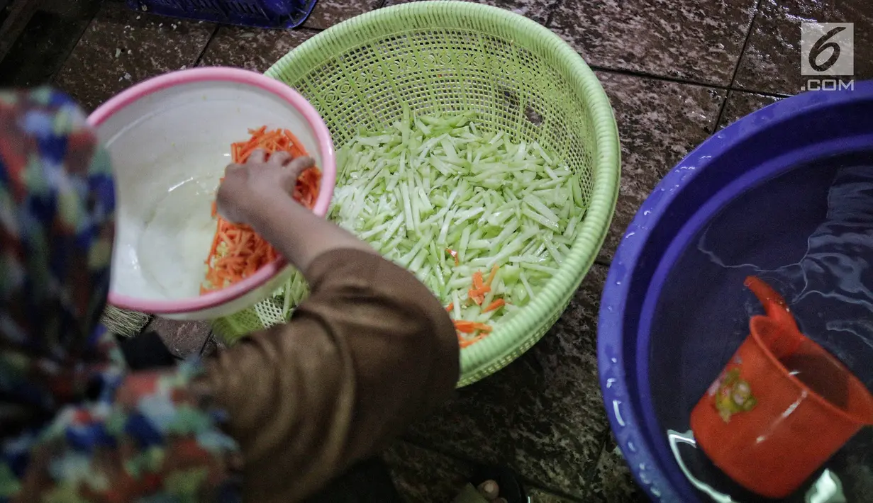 Juru masak mencuci sayuran untuk menu berbuka puasa di dapur umum Masjid Istiqlal, Jakarta, Selasa (7/5/2019). Selama bulan Ramadan, Masjid Istiqlal menyediakan 2.000 sampai 4.000 takjil dan nasi kotak bagi masyarakat yang berbuka puasa di masjid tersebut. (Liputan6.com/Faizal Fanani)