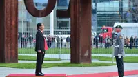 Kunjungan Presiden Jokowi di Kantor Kanselir Jerman di Kota Berlin, disambut upacara kehormatan militer. (Foto: Laily Rachev/Setpres RI)