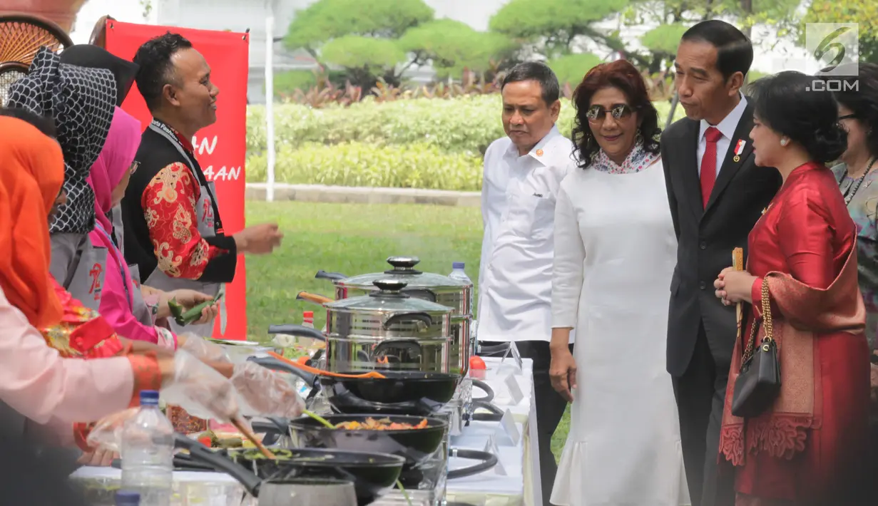 Presiden Joko Widodo (Jokowi) dan Ibu Negara, Iriana Joko Widodo didampingi Menteri Kelautan dan Perikanan, Susi Pudjiastuti meninjau Lomba Masak Ikan Nusantara 2017 di halaman Istana Kepresidenan, Jakarta, Selasa (15/8). (Liputan6.com/Pool)