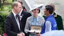 Duchess of Cambridge Kate Middleton bersama suaminya Duke of Cambridge Pangeran William menyerahkan trofi kepada pemenang saat menghadiri ajang pacuan kuda Royal Ascot di Ascot, Inggris, Selasa (18/6/2019). (AP Photo/Alastair Hibah)