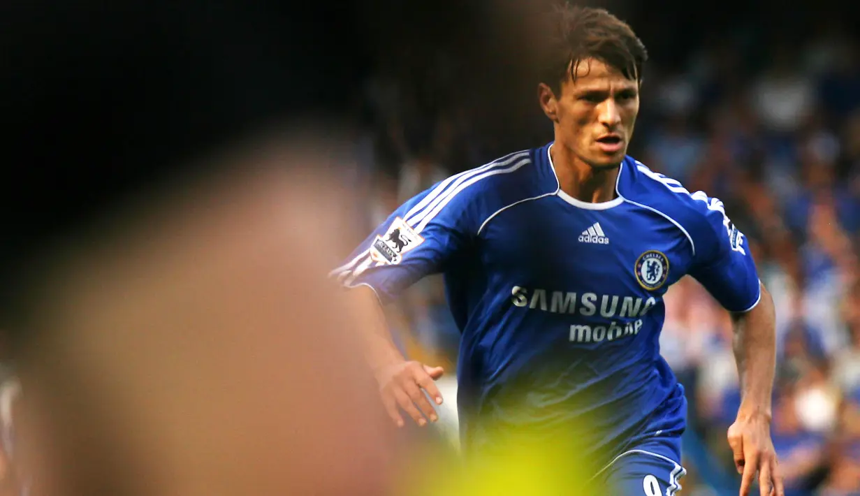 3. Khalid Boulahrouz - Nomor punggung sembilan biasanya identik dengan striker, namun mantan bek Hamburg SV ini mengenakannya saat di Chelsea. Gagal bersaing di lini belakang The Blues membuatnya terdepak dari Stamford Bridge. (AFP/Adrian Dennis)