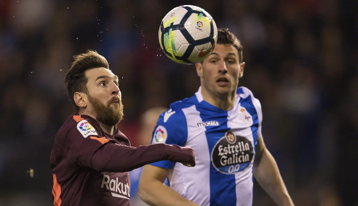 Striker Barcelona, Lionel Messi, berebut bola dengan bek Deportivo La Coruna, Fabian Schar, pada laga La Liga di Stadion Riazor, Senin (30/4/2018). Barcelona menang 4-2 atas Deportivo La Coruna. (AP/Lalo R. Villar)