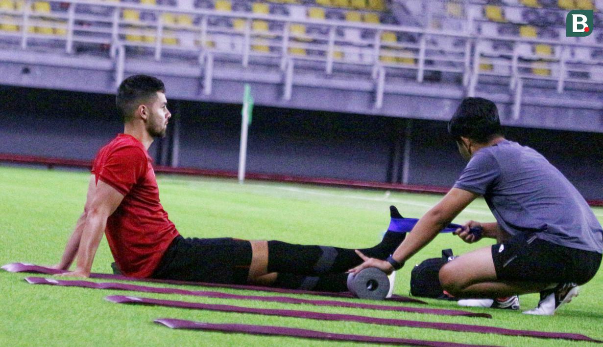 Pemain naturalisasi Timnas Indonesia, Sandy Walsh, menjalani latihan terpisah di Stadion Gelora Bung Tomo (GBT), Surabaya, Sabtu (10/6/2023) petang WIB. Pemain berusia 28 tahun tersebut mendapatkan cedera betis beberapa waktu lalu. (Bola.com/Wahyu Pratama)