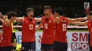 Pemain Timnas voli putra Korea bersorak merayakan poin saat melawan Jepang pada Kejuaraan Voli Asia 2017 di GOR Tri Dharma, Gresik, Rabu (26/7). Korea unggul 3-2. (Liputan6.com/Helmi Fithriansyah)