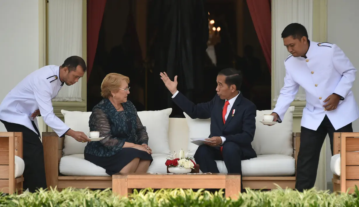 Presiden Jokowi dan Presiden Republik Chile, Michelle Bachelet bincang santai di beranda belakang Istana Merdeka, Jumat (12/5). Presiden Chile berkunjung ke Indonesia untuk membahas penguatan kerja sama bilateral Indonesia - Chile. (Bay ISMOYO/AFP)