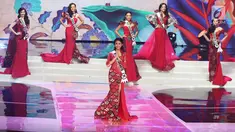 Finalis dari Yogyakarta, Dilla Fadiela maju ke depan setelah masuk ke 6 finalis pada malam puncak Puteri Indonesia 2018 di JCC, Jakarta, Jumat (9/3). Enam finalis menjawab pertanyaan yang ada di dalam payung Pasundan. (Liputan6.com/Herman Zakharia)