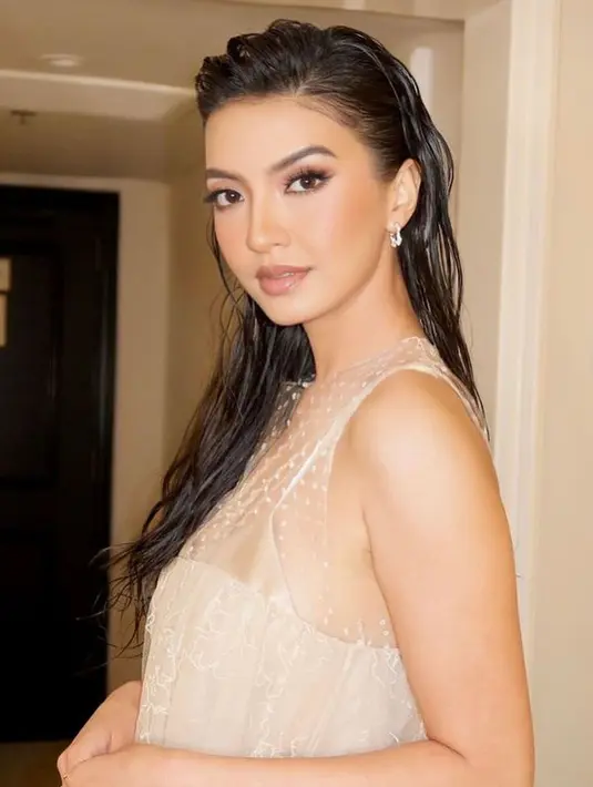 Penampilan Raline Shah memang tak pernah main-main. Seringkali dirinya dalam berbagai acara, memperlihatkan kedekatan dengan selebritas dunia. [Foto: Instagram/ralineshah]