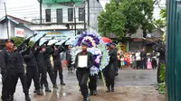 Prosesi pemakanan anggota Brimob Doni Priyanto yang gugur di Papua, di TMP Trenggalek, Jawa Timur, Minggu (1/3/2020).