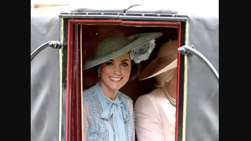 Tampilan Bersinar Kate Middleton di Royal Ascot Diwarnai Insiden Serius