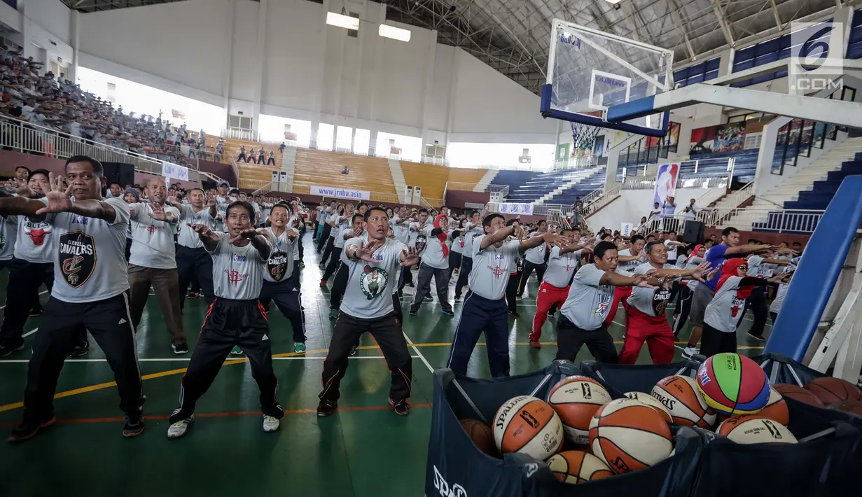 Guru olahraga se-Jakarta mengikuti pelatihan basket di GOR Ciracas, Jakarta Timur, Rabu (24/1). Pelatihan itu diharapkan menjadi bekal bagi guru olahraga di Jakarta untuk membuat peserta didik semangat berolahraga. (Liputan6.com/Faizal Fanani)