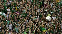 Fans Chapecoense merayakan kemenangan di pertandingan Copa Sudamericana melawan San Lorenzo di stadion Arena Conda di Chapeco (Reuters)