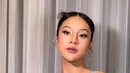 Hadiri resepsi pernikahan Valencia Tanoe dan Kevin Sanjaya, Anya Geraldine terlihat elegan dan mewah dibalut corset dress berdetail drapery dan high slit. [Instagram].