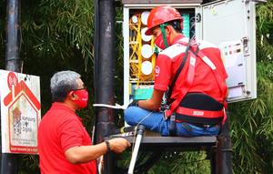 Direktur Network & IT Solution Telkom Herlan Wijanarko (kiri) melakukan peninjauan infrastruktur  jaringan akses Telkom dan memberi arahan kepada Teknisi IndiHome demi memastikan kualitas layanan  prima kepada pelanggan.