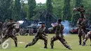 Aksi bela diri prajurit saat HUT Kopassus ke-64 di Makopassus, Cijantung, Jakarta, Sabtu (16/4). HUT mengangkat Tema Loyalitas, Moralitas dan Integritas demi mewujudkan Prajurit Hebat Profesional dan Dicintai Rakyat. (Liputan6.com/Helmi Afandi)