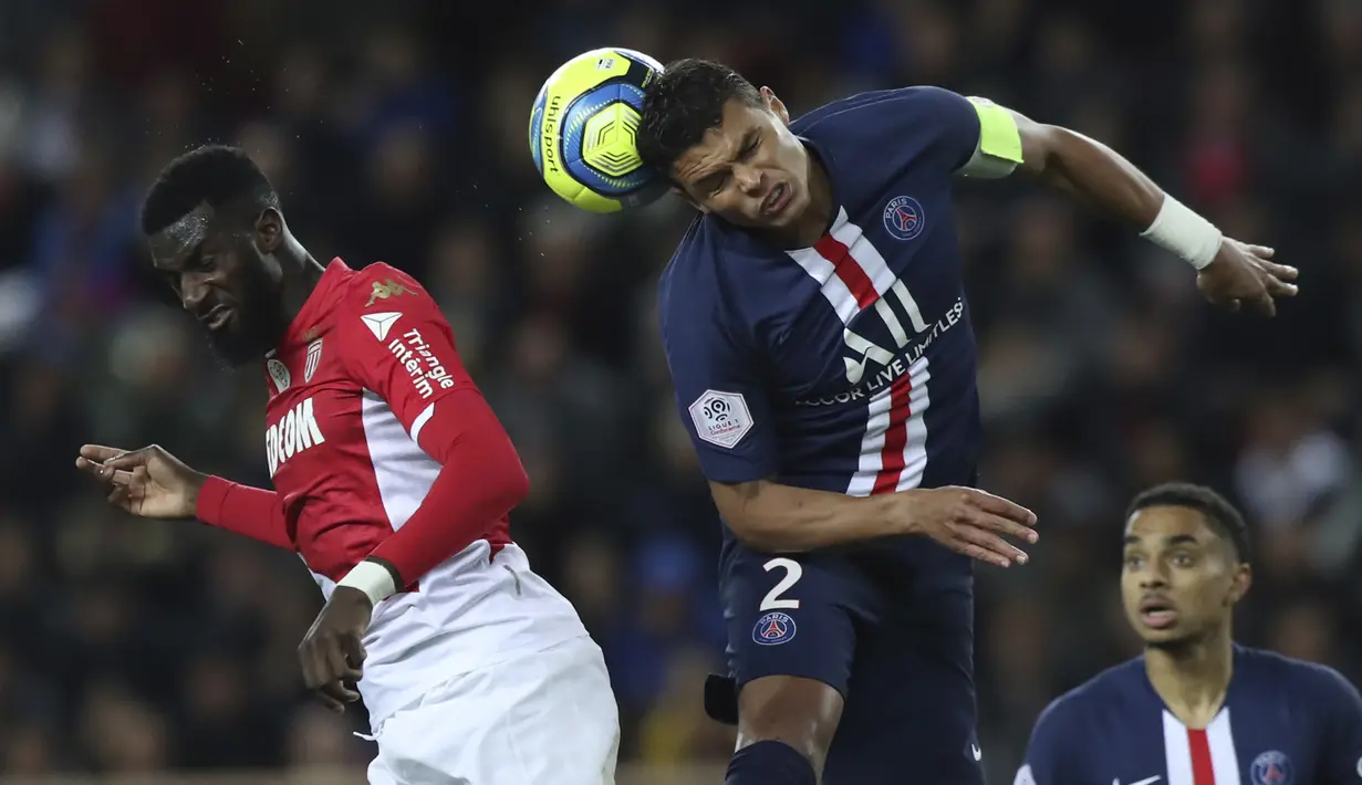 Bek PSG, Thiago Silva berebut bola dengan pemain AS Monaco, Fode Ballo-Toure pada pertandingan lanjutan Liga Prancis di Stadion Louis II, Monaco (15/1/2020). PSG menang telak atas Monaco 4-1. (AP Photo/Daniel Cole)