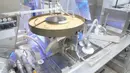 Proses pembuatan pil antivirus COVID-19 eksperimental dalam laboratorium Pfizer di Freiburg, Jerman, 16 November 2021. Pfizer meminta regulator untuk mengesahkan pil COVID-19 buatannya setelah terbukti mengurangi rawat inap atau kematian hampir 90 persen. (Handout/Pfizer/AFP)