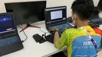 Tim produksi persiapkan alat untuk broadcast pertandingan esports PON XX Papua 2021. (Liputan6.com/ Yuslianson)