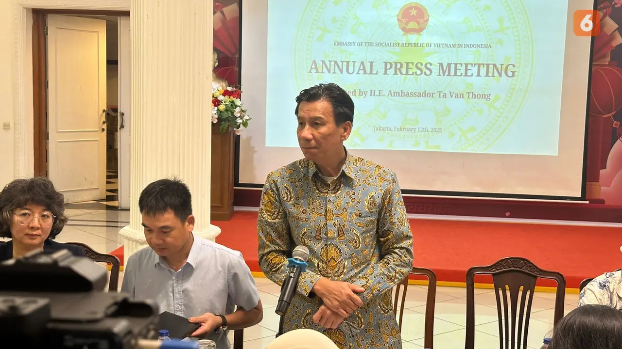 Duta Besar Vietnam untuk Indonesia Ta Van Thong dalam pernyataan pers bersama media di Kedutaan Besar Vietnam, Jakarta, Rabu (12/2/2025). (Liputan6.com/Benedikta Miranti)