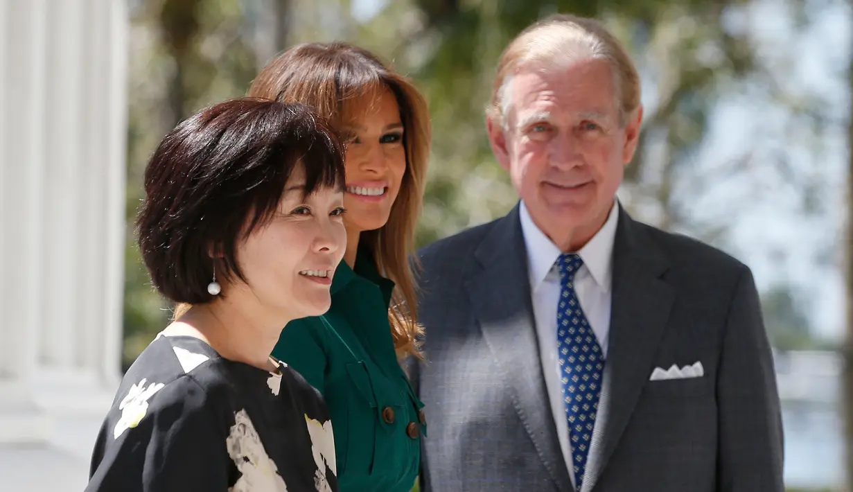 Istri Perdana Menteri Jepang Shinzo Abe, Akie (kiri) didampingi Istri Presiden AS, Donald Trump, Melania Trump (tengah) saat berkunjung ke Museum Flagler di Palm Beach, Florida (18/4). (AFP/Rhona Wise)