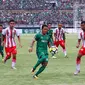 Penggawa Persebaya Surabaya Oktafianus Fernando dikepung pemain Sarawak FA pada laga di Gelora Bung Tomo, Minggu (18/3/2018). (Liputan6.com/Dimas Angga P)